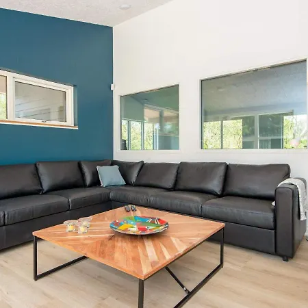 Luxury Retreat With Pool بيت للعطل *